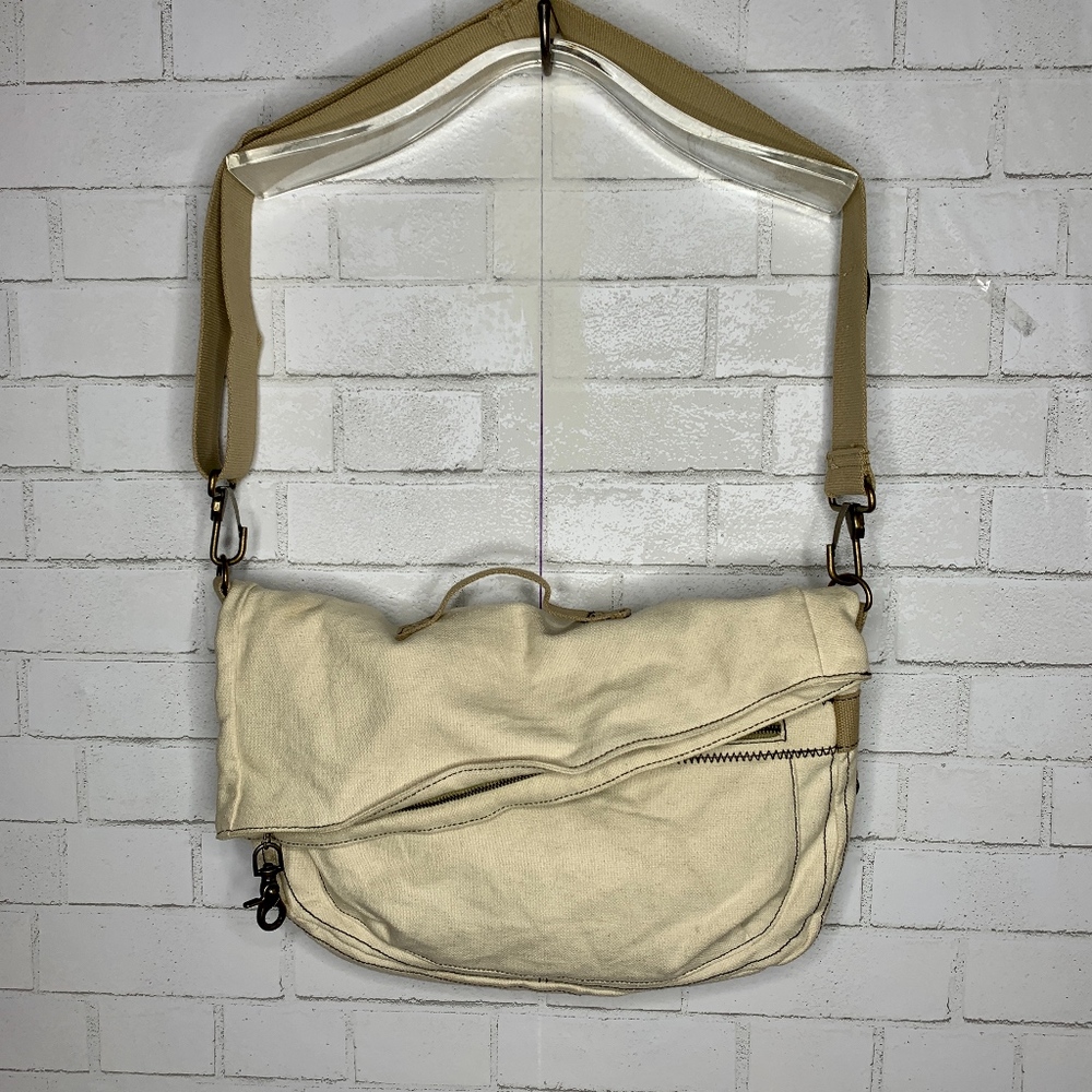 Simple Green Toe Messenger Crossbody Bag in Canvas